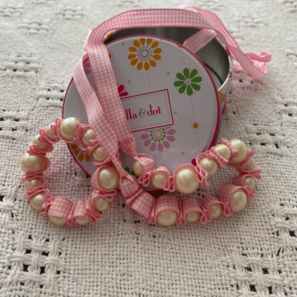 Adorable stella & dot necklace and bracelet set.